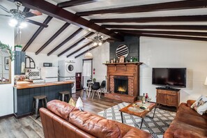 Smart TV, fireplace - The Salty Fox-modern vintage cabin with fireplace (Ruidoso)