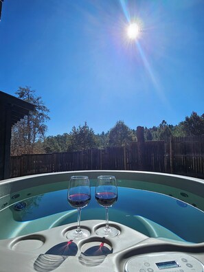 Outdoor spa tub - The Salty Fox-modern vintage cabin with fireplace (Ruidoso)