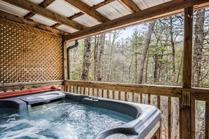 Outdoor spa tub - Sweet little honeymoon cabin with hot tub (Sevierville)