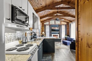 Fridge, microwave, oven, stovetop - Sweet little honeymoon cabin with hot tub (Sevierville)