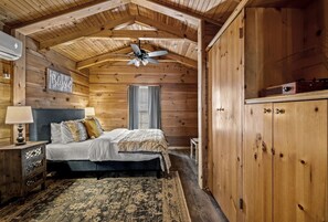 1 bedroom, iron/ironing board, free WiFi, bed sheets - Sweet little honeymoon cabin with hot tub (Sevierville)