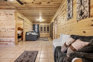 Interior - Romantic hot tub cabin close to all the attractions. (Pigeon Forge)
