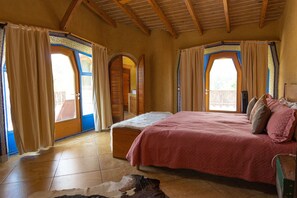 Senior Suite | In-room safe, blackout curtains, iron/ironing board, bed sheets - EQUIMITE CASA DE CAMPO (Coatepec)