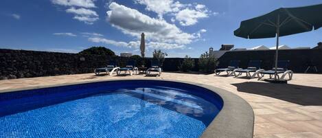 Una piscina al aire libre, una piscina climatizada