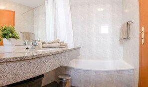 Een douche, een haardroger, handdoeken, toiletpapier