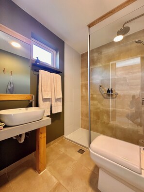 Shower, hair dryer, towels, soap - PACHAGONIA Loft:  Urbano, con encanto rústico en plan informal. (El Calafate)