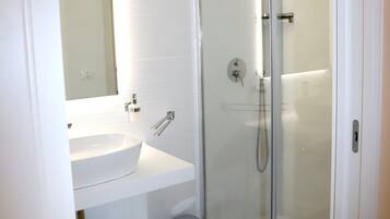 Chambre Classique | Salle de bain | Douche, douche à « effet pluie », sÚche-cheveux, bidet