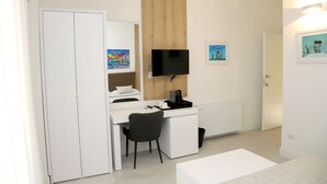 A compact bedroom with a bed, a desk, and a chair. - Lo Studio di viale Lo Re Camere & Caffè  (Lecce)