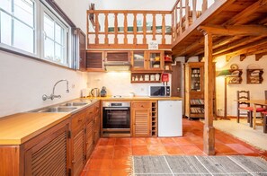 Geladeira, micro-ondas, fogão, cafeteira/chaleira