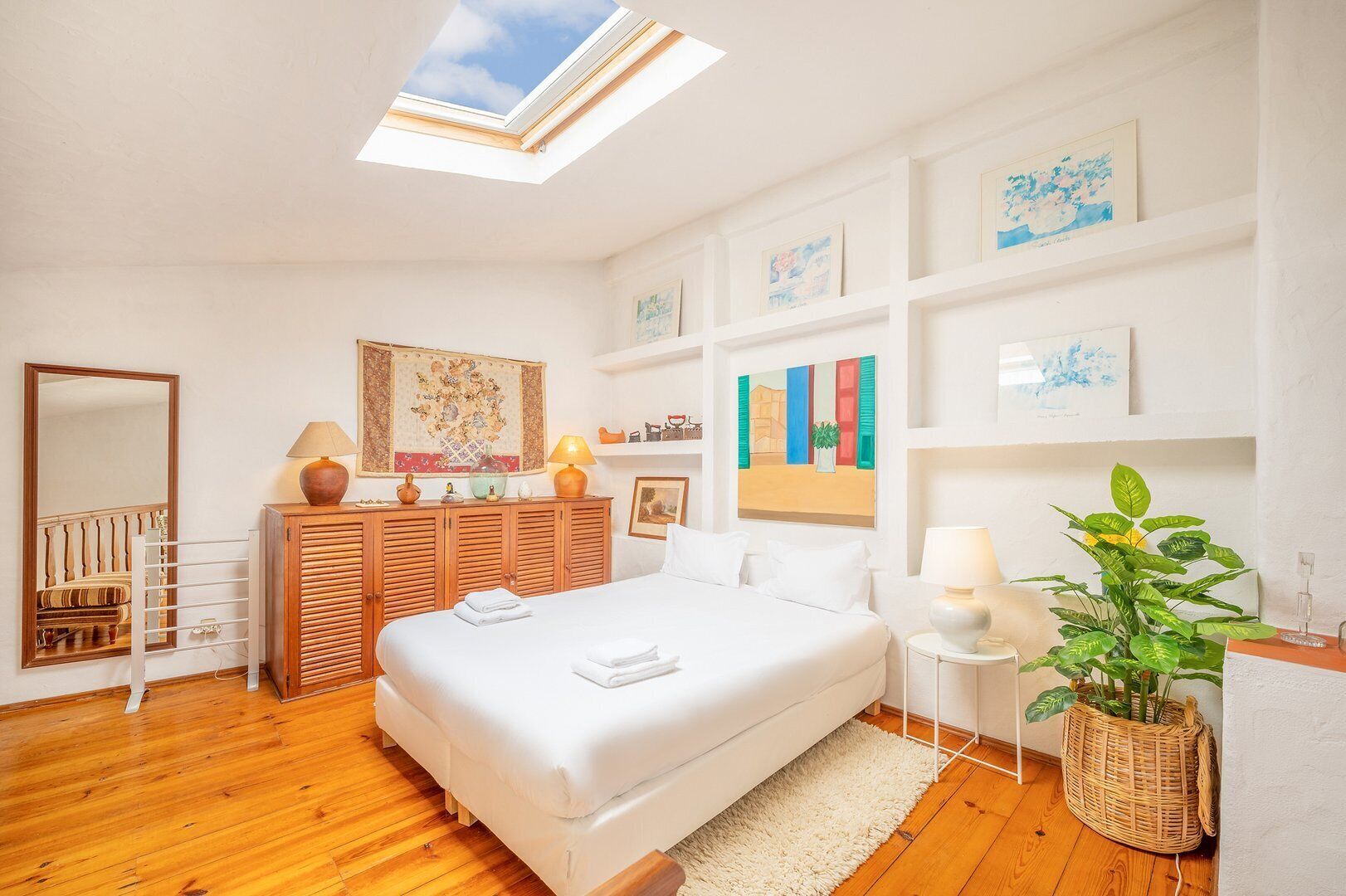 Desk, iron/ironing board, Internet, bed sheets