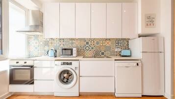 Geladeira, micro-ondas, fogão, lava-louças