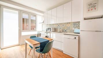 Een koelkast, een microgolfoven, een oven, een vaatwasser