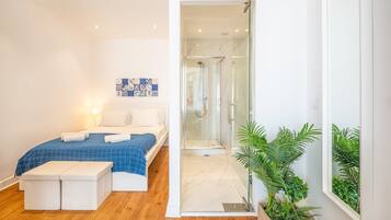 Een bureau, een strijkplank/strijkijzer, internet, beddengoed