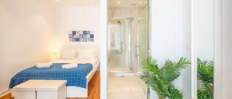 Bureau, fer et planche à repasser, accès Internet, draps fournis