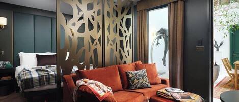 Premium bedding, in-room safe, individually decorated