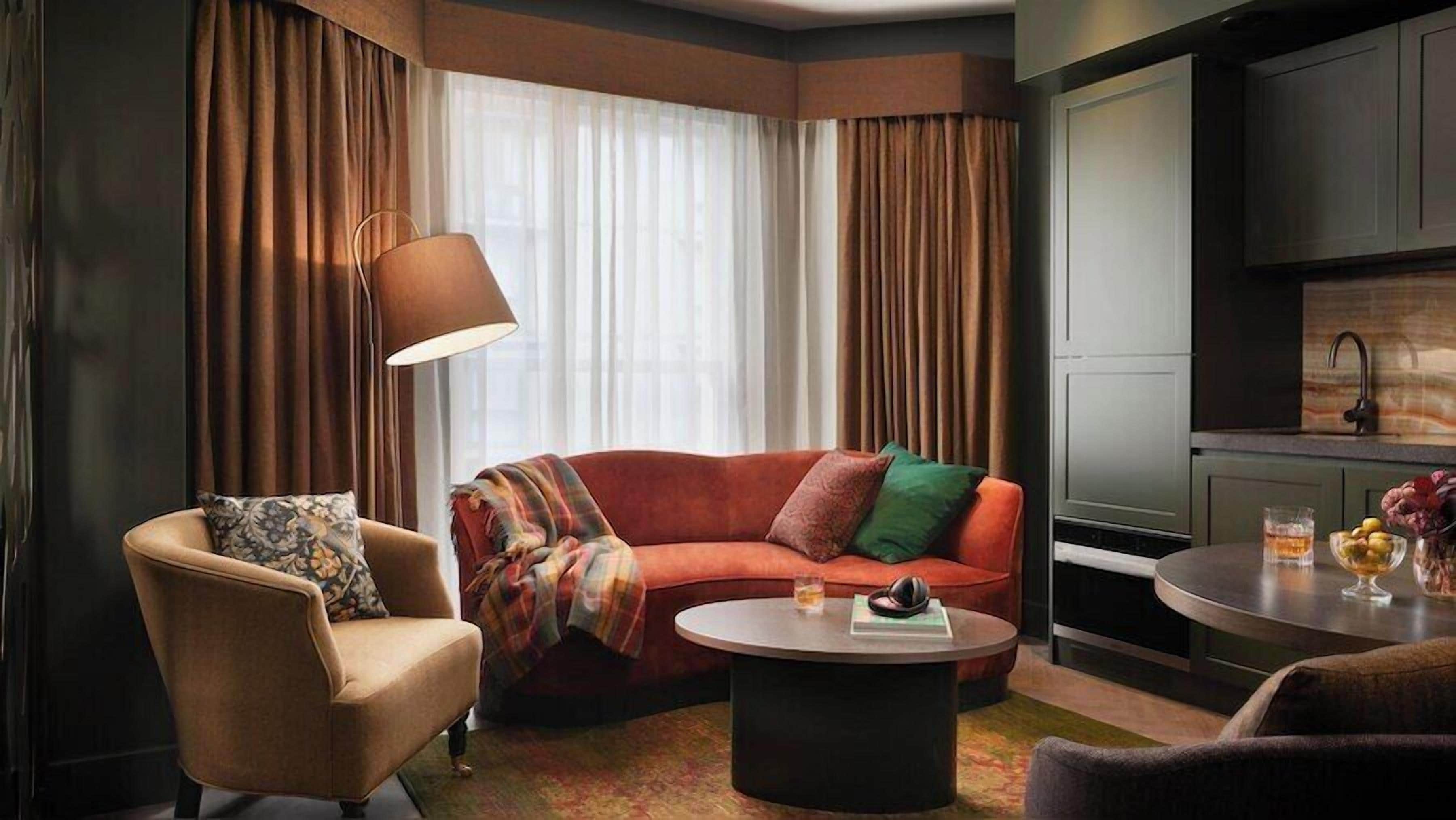 Ropa de cama de alta calidad y caja de seguridad en la habitación 