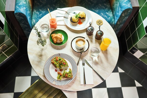 Desayuno completo diario (GBP 27 por persona)