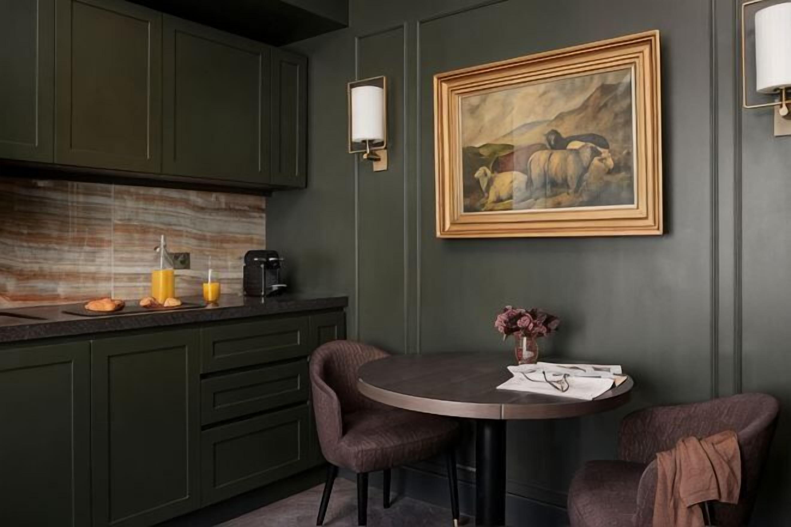 Dining | Breakfast, lunch and brunch served