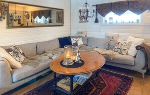 TV, fireplace - 3 bedroom gorgeous home in Molde (Molde)