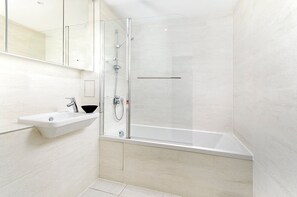 Badewanne, Haartrockner, Handtücher