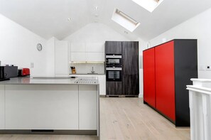 Fridge, microwave, oven, dishwasher - GuestReady - Bauhaus Duplex in Shepherd's Bush (London)