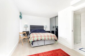 1 bedroom, desk, iron/ironing board, internet - GuestReady - Bauhaus Duplex in Shepherd's Bush (London)