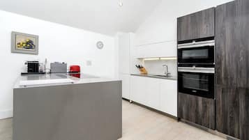 Een koelkast, een magnetron, een oven, een vaatwasser