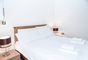 1 habitación, tabla de planchar con plancha, cuna de viaje y wifi