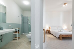 Shower, hair dryer, bidet, towels - Poetto Panoramic Apartment (Quartu Sant'Elena)