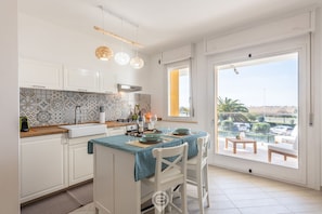 Fridge, oven, stovetop, dishwasher - Poetto Panoramic Apartment (Quartu Sant'Elena)