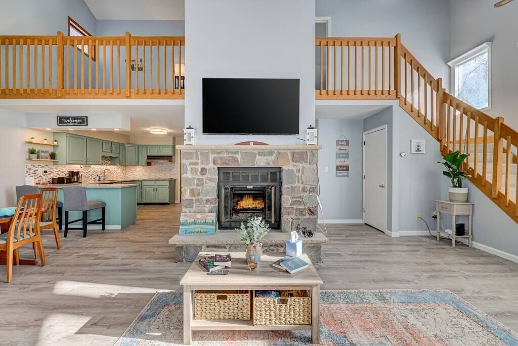 Upscale 4-BR Home with BBQ, King Bed, Close to Waterpark