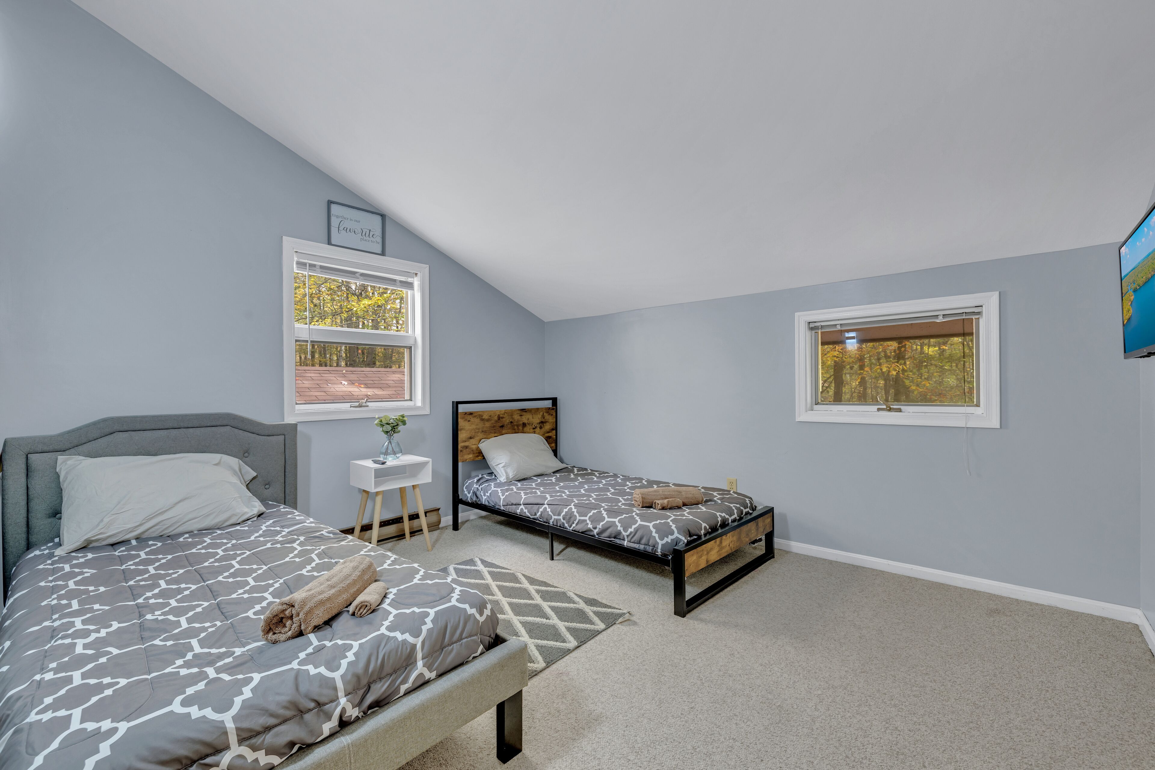 Upscale 4-BR Home with BBQ, King Bed, Close to Waterpark