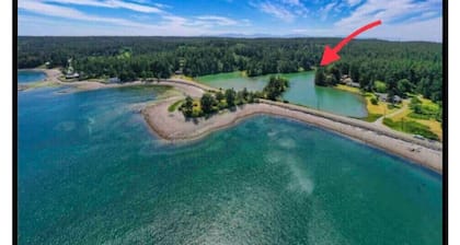 Private 2 bedroom Cottage on a Lagoon.