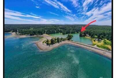Private 2 bedroom Cottage on a Lagoon.