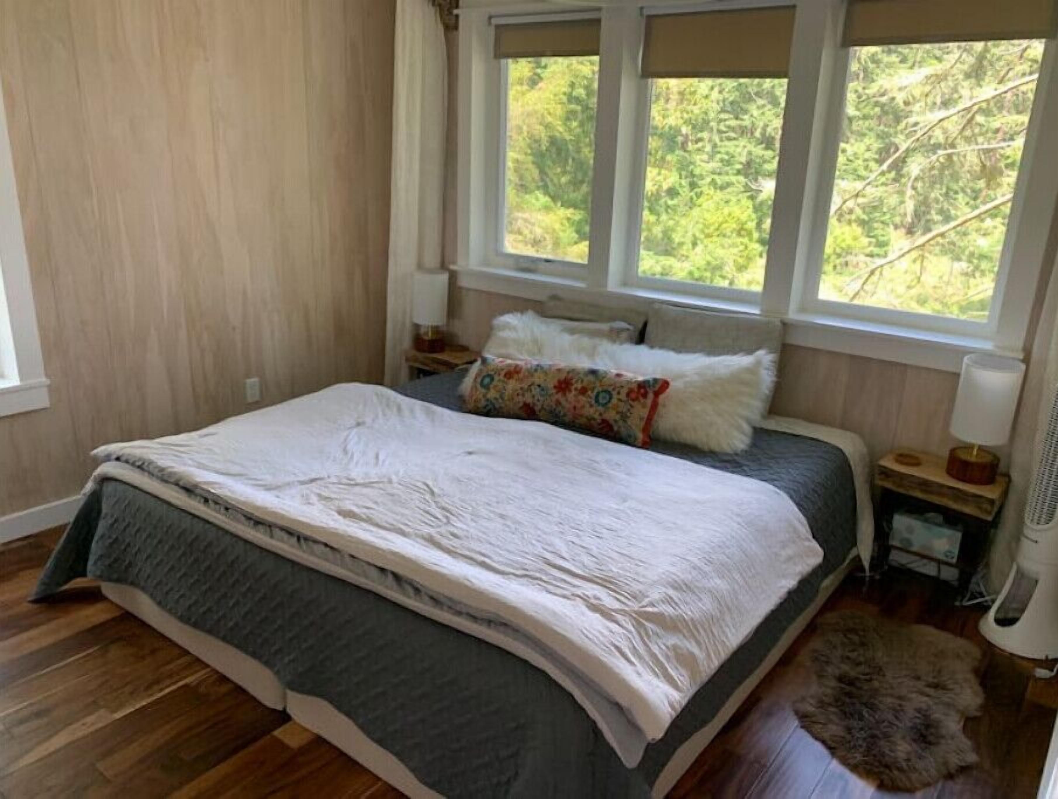 Private 2 bedroom Cottage on a Lagoon.