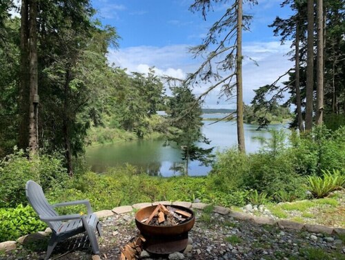 Private 2 bedroom Cottage on a Lagoon.