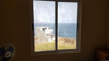 Eenvoudige tweepersoonskamer | 3 slaapkamers, een bureau, gratis wifi, beddengoed