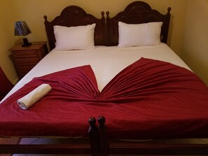 Quarto casal básico | Escrivaninha, Wi-Fi de cortesia, roupa de cama