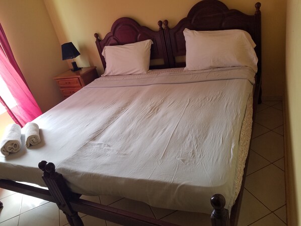 Kahden hengen perushuone | Työpöytä, ilmainen Wi-Fi, vuodevaatteet