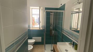 Articles de toilette gratuits, sĂšche-cheveux, bidet, serviettes fournies