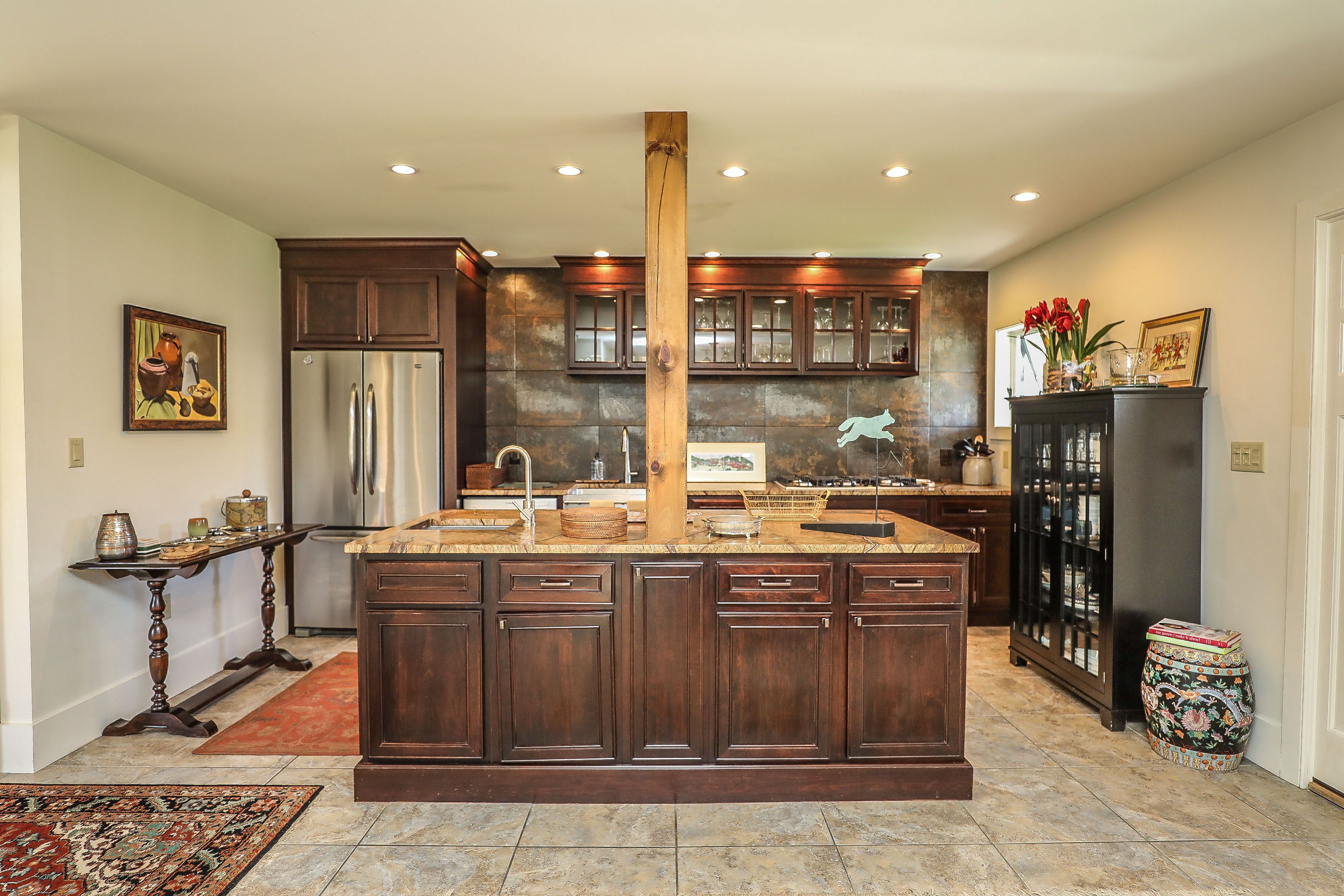 Fox & Moose, Elegant pondside villa with mountain views