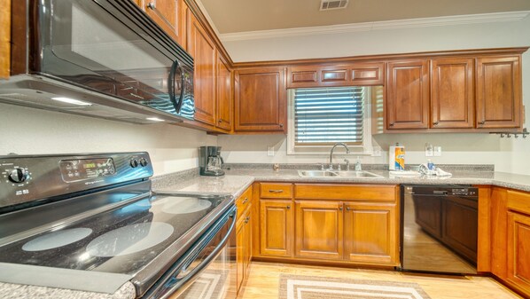 ثلاجة، ميكروويف، فرن، موقد طهي مسطح