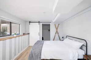 3 quartos, roupas de cama premium, escrivaninha