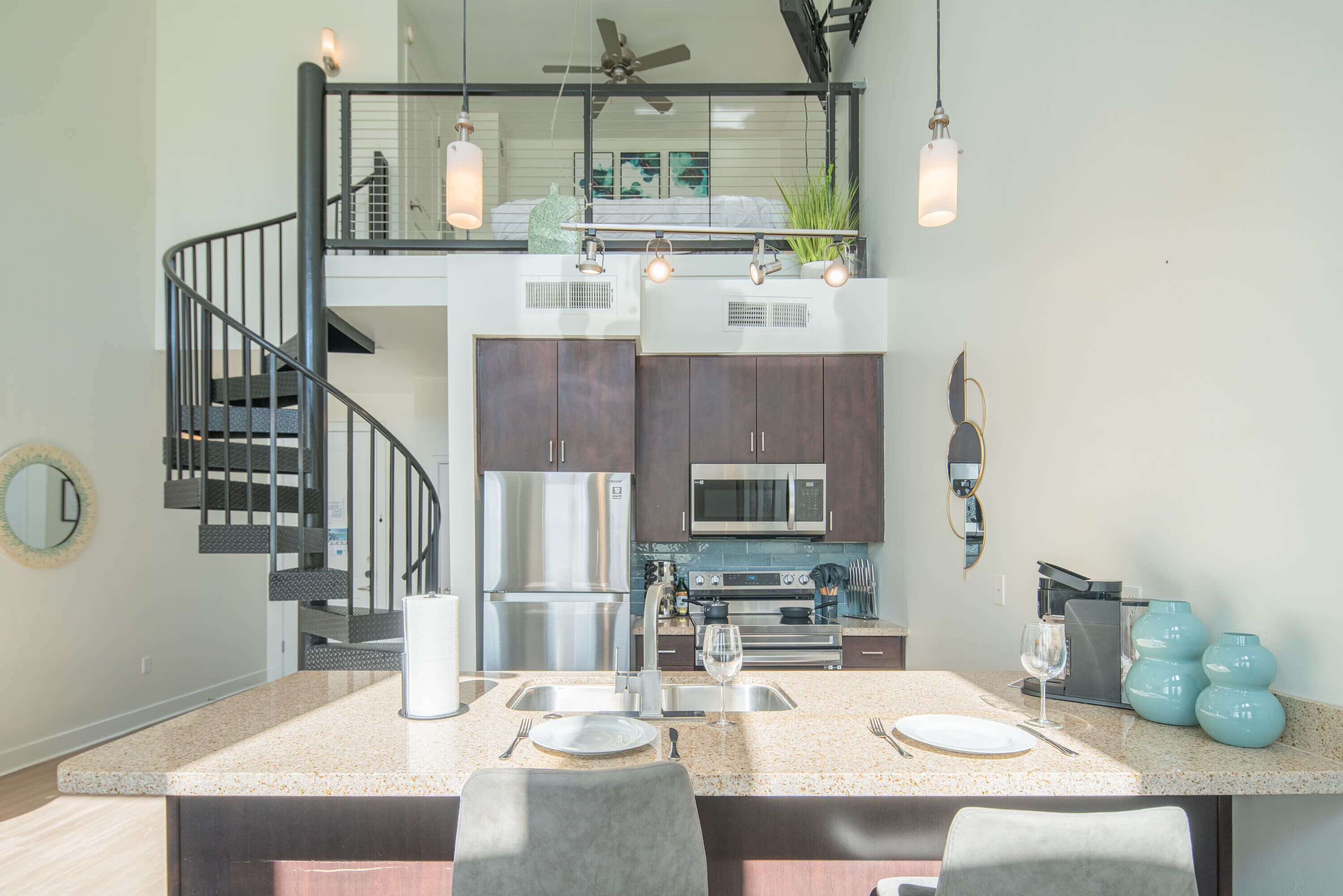 ⚡Top Floor 2sty Loft - King Beds - Shopping & Dining -1mile + Parking⚡