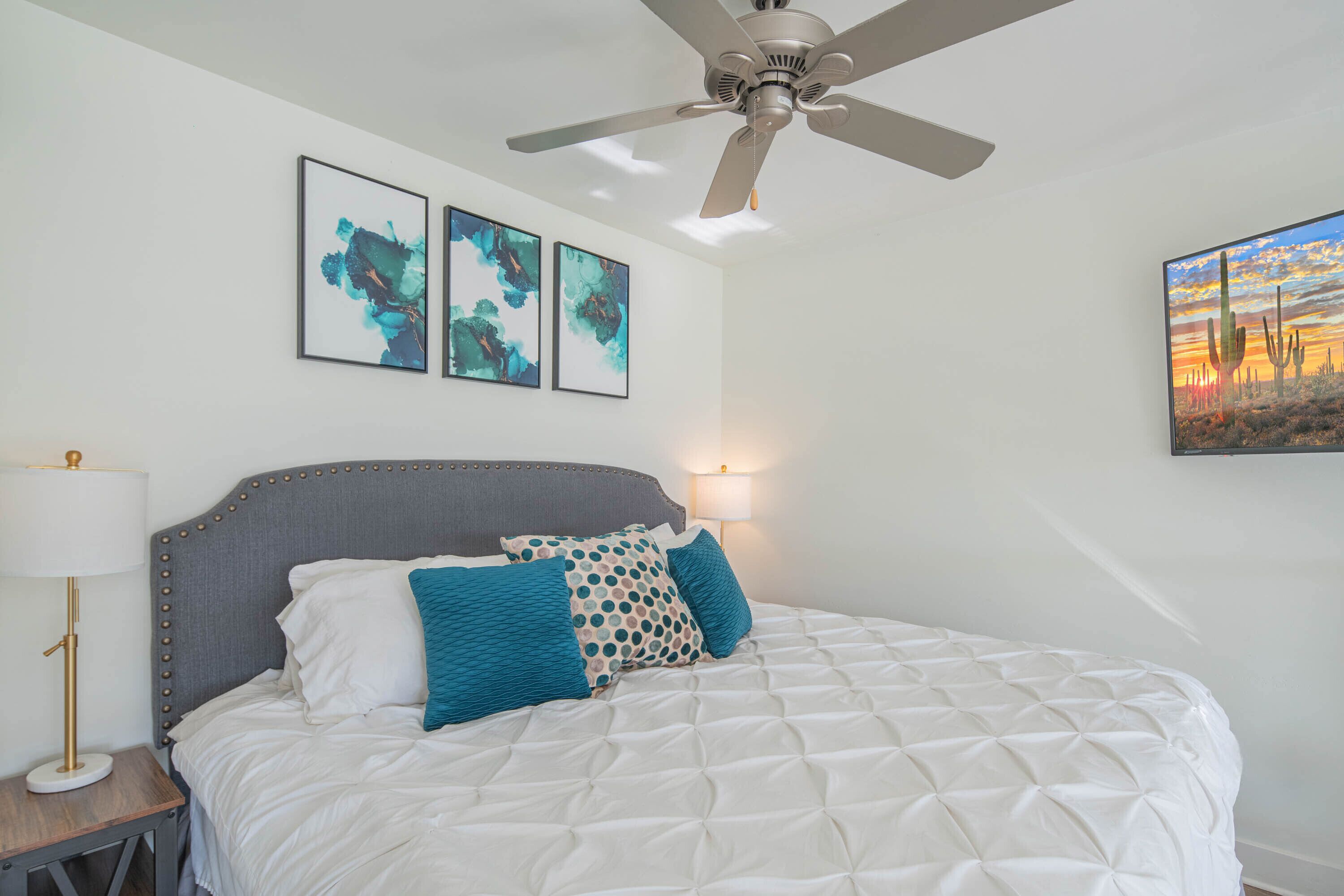 ⚡Top Floor 2sty Loft - King Beds - Shopping & Dining -1mile + Parking⚡