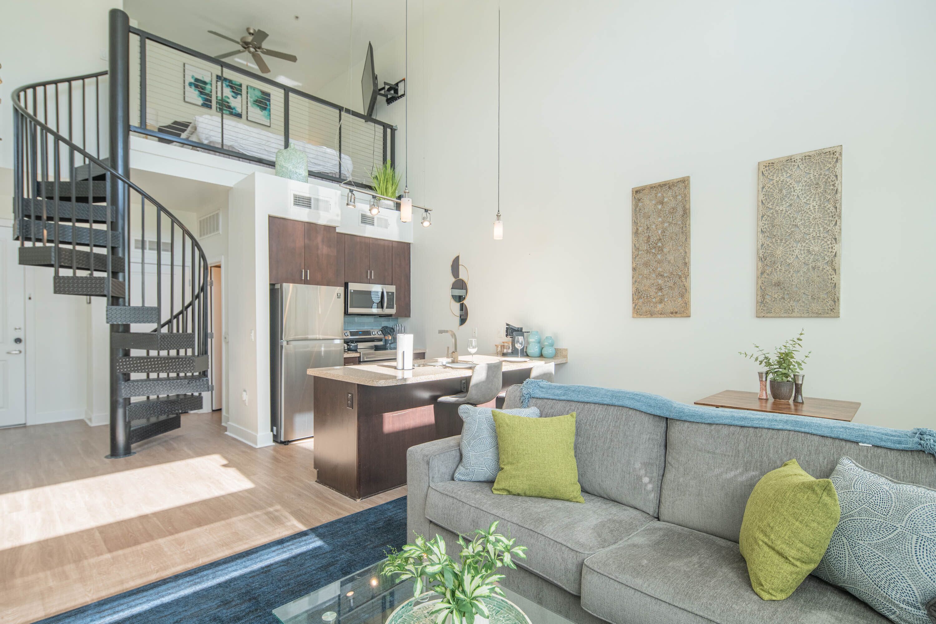 ⚡Top Floor 2sty Loft - King Beds - Shopping & Dining -1mile + Parking⚡