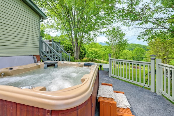 Outdoor spa tub