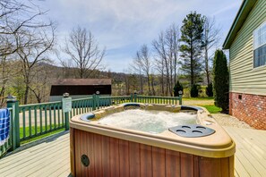 Outdoor spa tub - Mtn-View Balsam Grove Getaway w/ Fire Pit! (Balsam Grove)