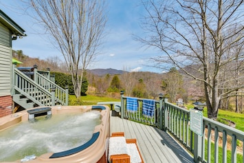 Balsam Grove Vacation Rental | 2BR | 1BA | 1,800 Sq Ft | 6 Steps to Access