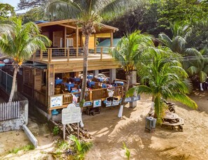 Outdoor dining - Sunset View Condo @ The Blue Bahia Resort in Sandy Bay (Roatan)